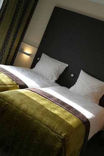 Le Merceny Motel Бастон Екстериор снимка