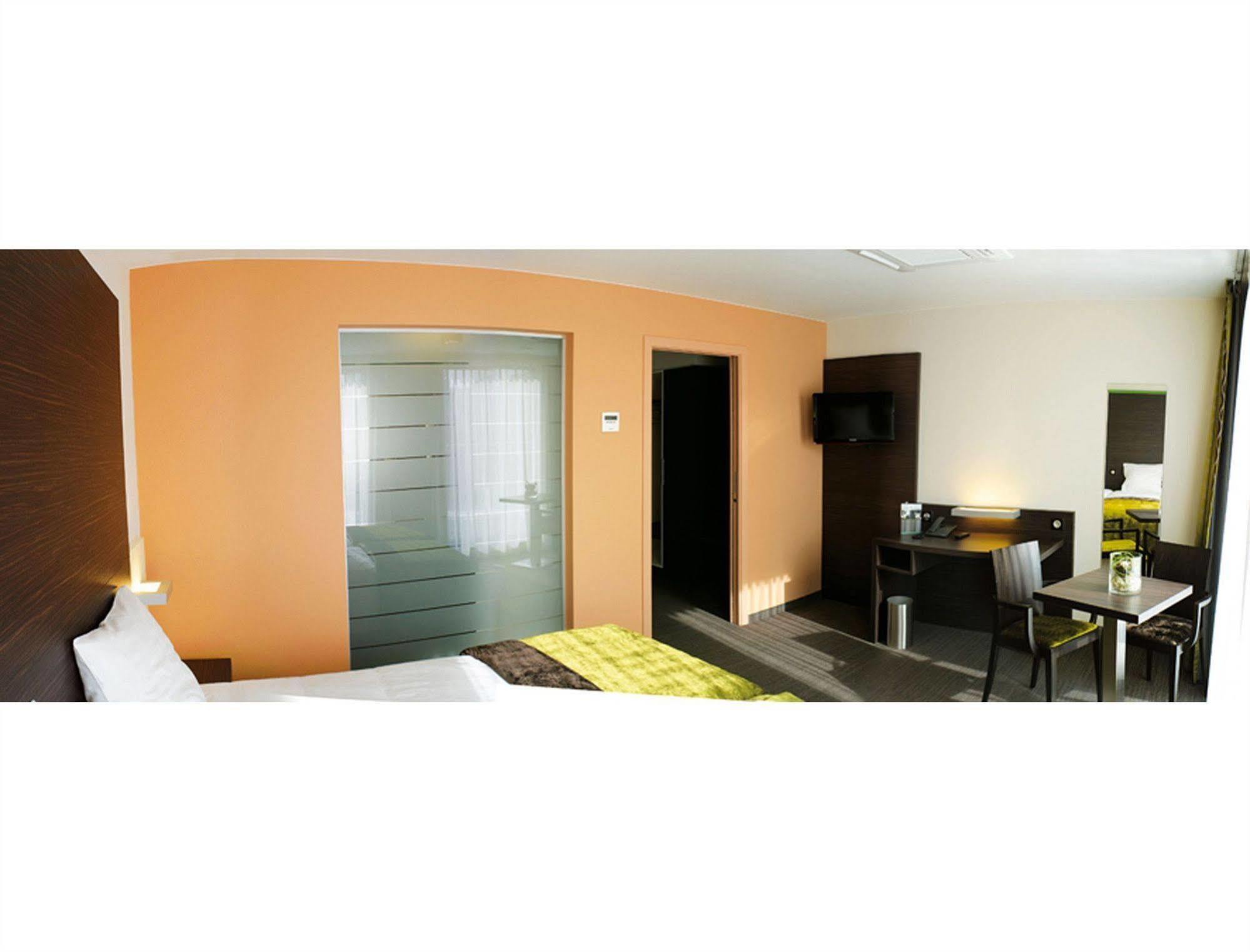 Le Merceny Motel Бастон Екстериор снимка